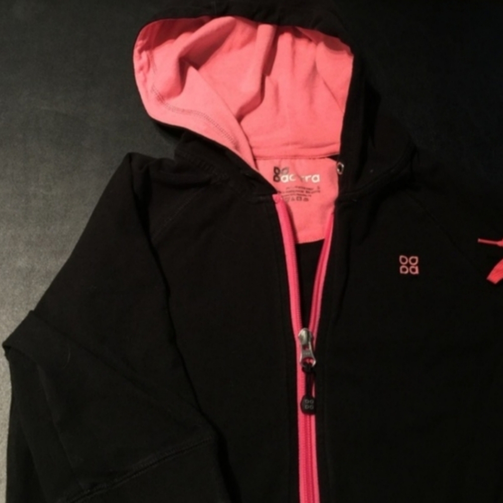 🩷🖤🩷(Reduced) Adorable 2-Piece Hot Pink & Black Capri Hoodie Active Set - XS/S - Picture 4 of 12